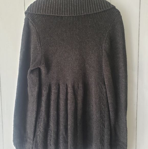 Size medium button-up sweater - Picture 2 of 3